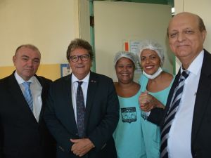Kléber Morais, um dos diretores da EBSERH (gravata azul clara) e Marcos Ávila, com as enfermeiras do centro cirúrgico do IBC